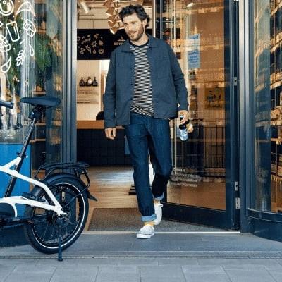 Mann mit Riese & Müller Tinker Vario 2022 vor einem Geschäft