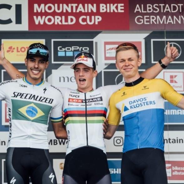 Drei Mountainbike-Fahrer bei Siegerehrung des UCI Mountain Bike World Cup