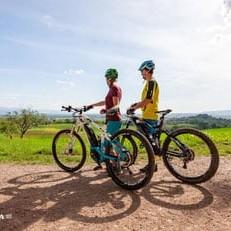 Zwei Personen mit Haibike SDURO FullLife 6.0 E-Bikes in Landschaft