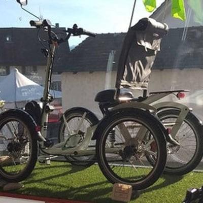 Dreirad-Ausstellung im Schaufenster mit E-Bike