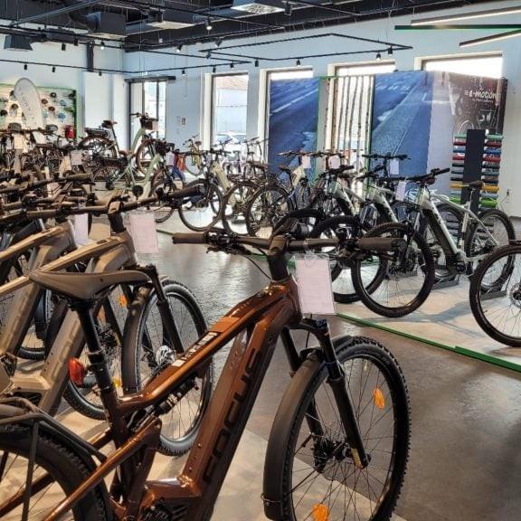 Ausstellung von E-Bikes und Fahrrädern in einem modernen Geschäft
