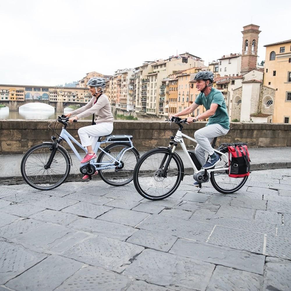 Zwei Personen auf Bosch e-Bikes durch die Stadt
