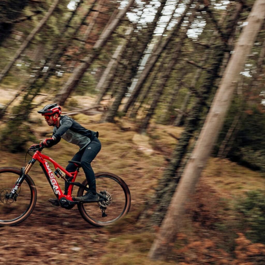 Entdecken Sie das Abenteuer mit dem GASGAS Mountainbike im Wald für aufregende und dynamische Fahrten.