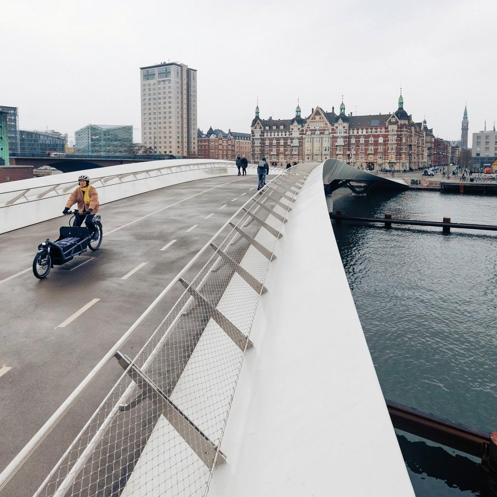 Bosch Cargo e-Bike aus der Cargo Line fährt über eine moderne Brücke