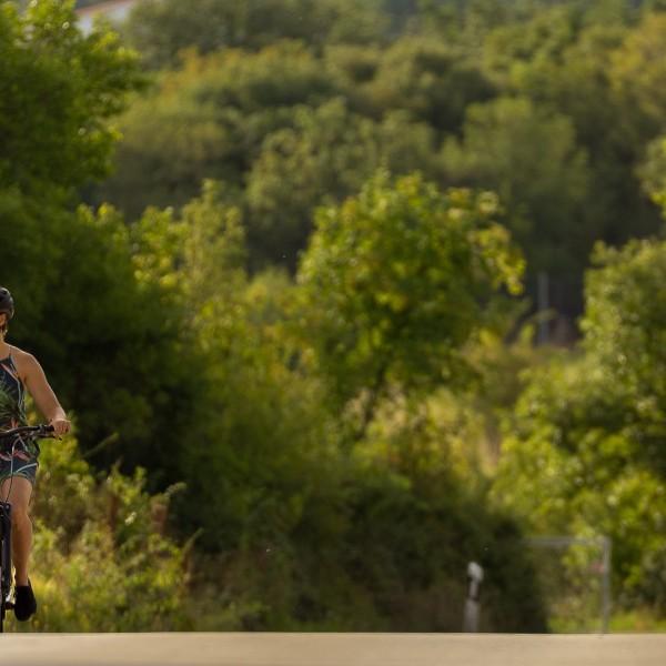 Erleben Sie die Natur auf Specialized E-Bikes. Ideal für gesunde Freizeitaktivitäten und entspannte Ausflüge ins Gr