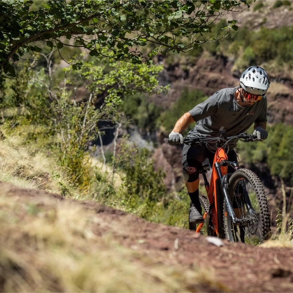 Eine Person fährt mit einem e-MTB den Berg hoch, Bosch Performance Line CX Race Limited Edition