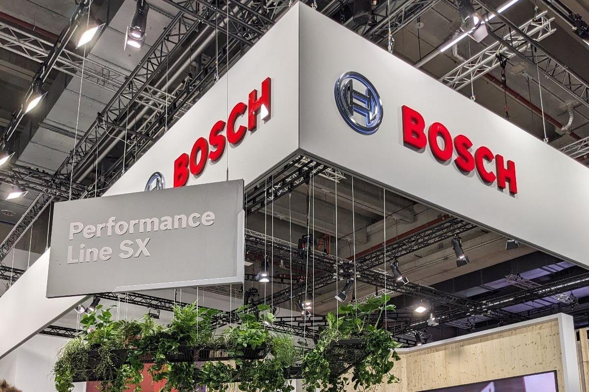 Das Bild zeigt den Messestand von Bosch auf der Eurobike, wo die Performance Line SX für E-Bikes präsentiert wird.