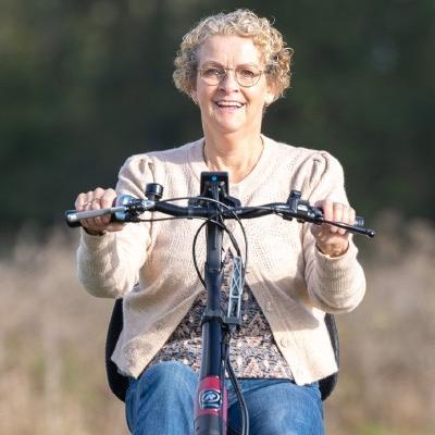 Eine Frau sitzt auf dem vanRaam Easy Rider