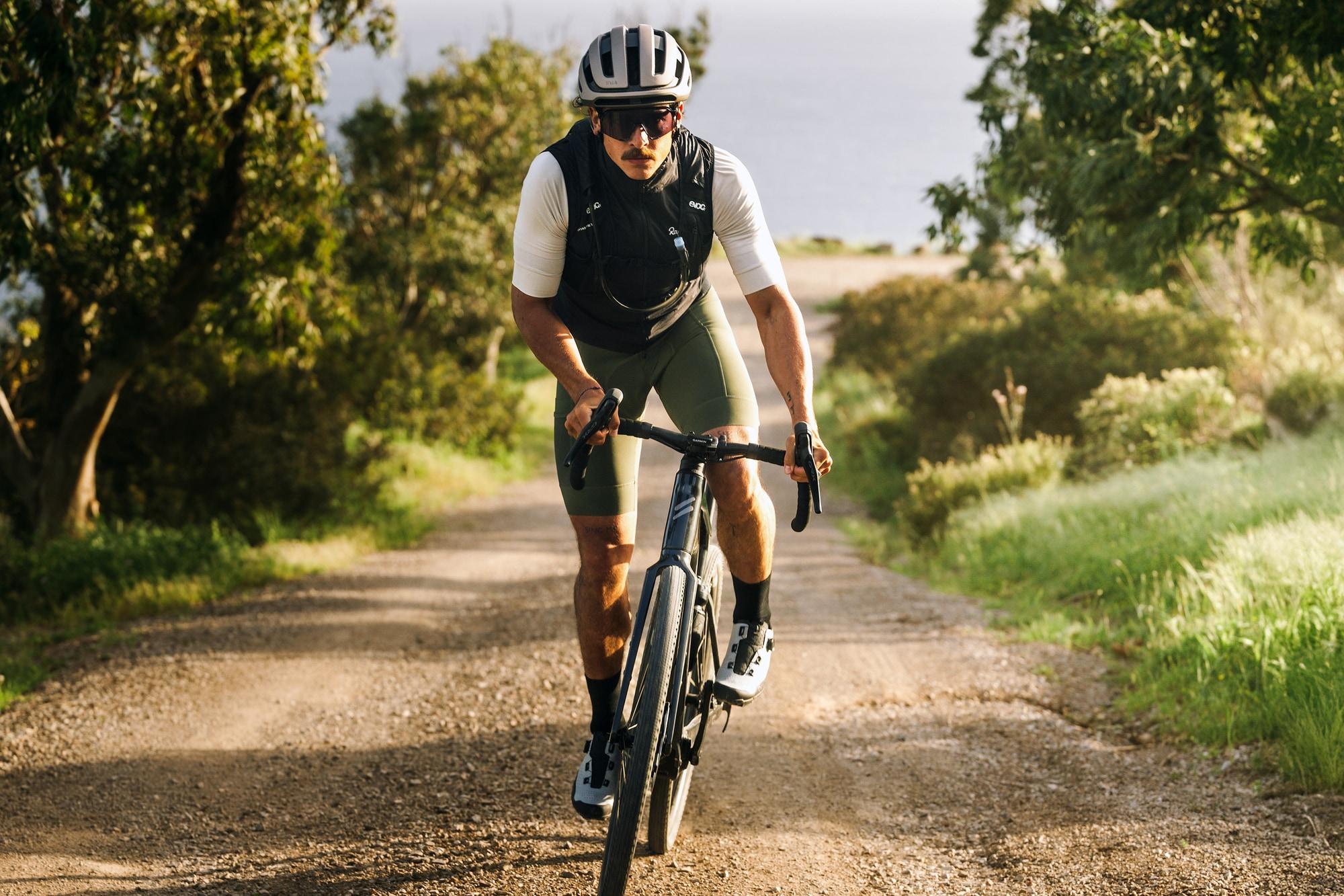 Ein Mann fährt mit einem Gravel e-Bike durch die Natur