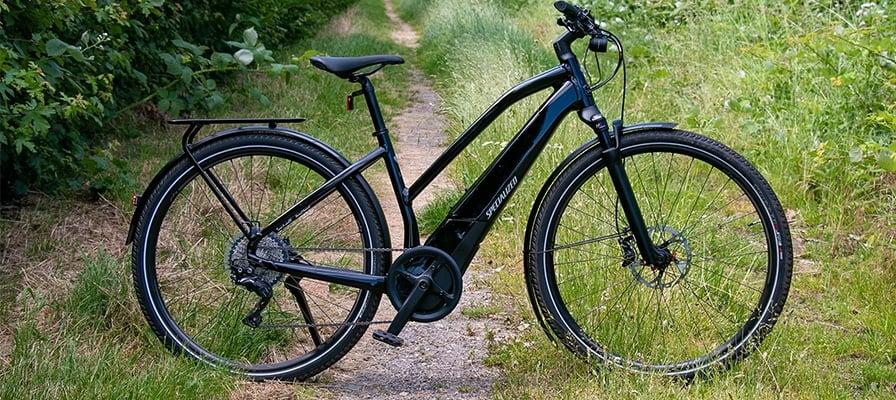 Vado 5.0 E-Bike auf einem Waldweg mit grünem Hintergrund