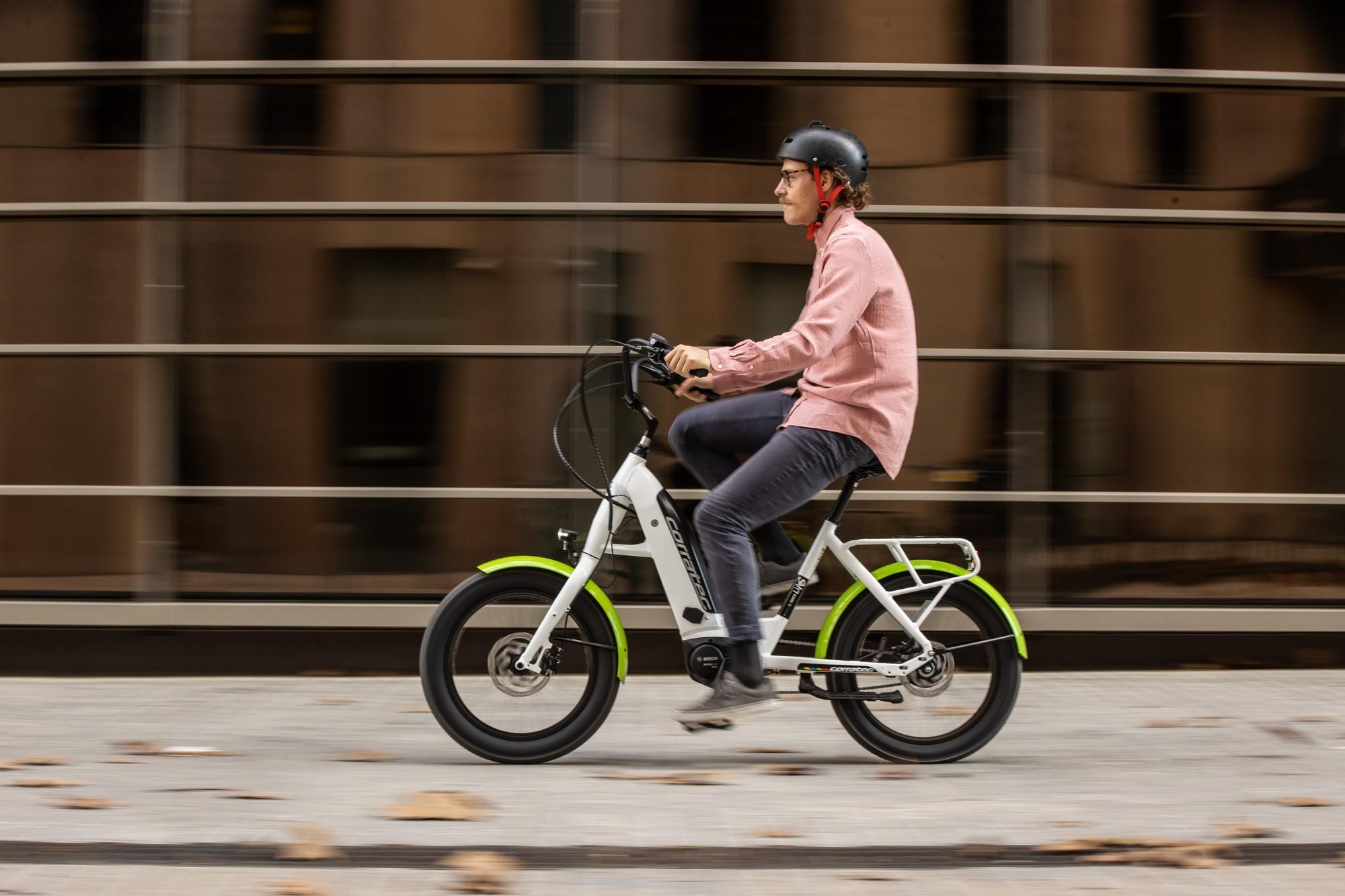 Ein Mann fährt auf dem Corratec e-Bike durch die Stadt