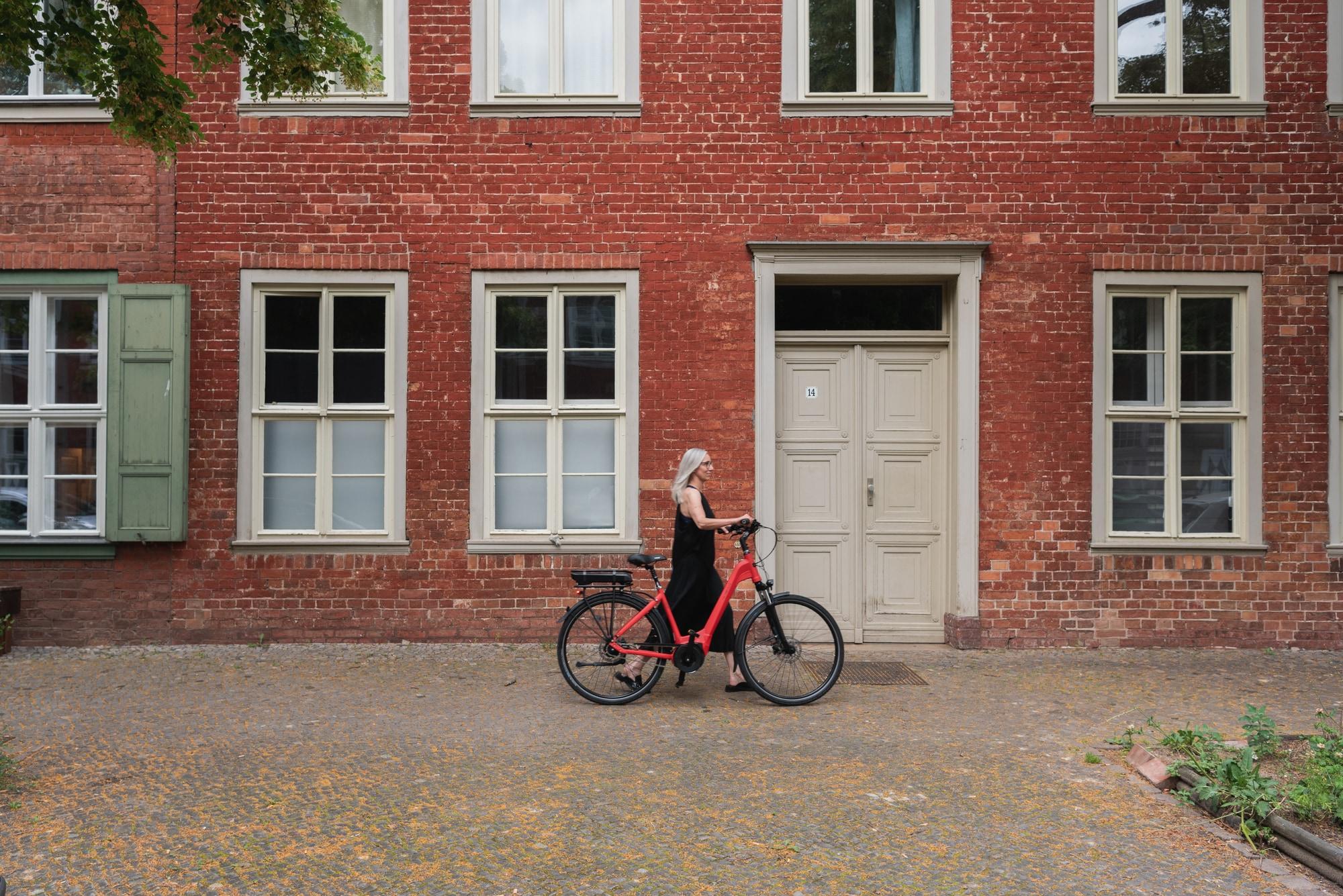 Entdecken Sie das stilvolle Velo de Ville Comfort CEB E-Bike für entspanntes Fahren in der Stadt. Ideal für komfort