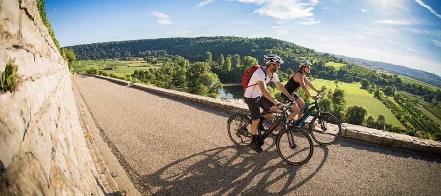 E-Bike-Fahrer genießen landschaftliche Aussicht auf einer Landstraße