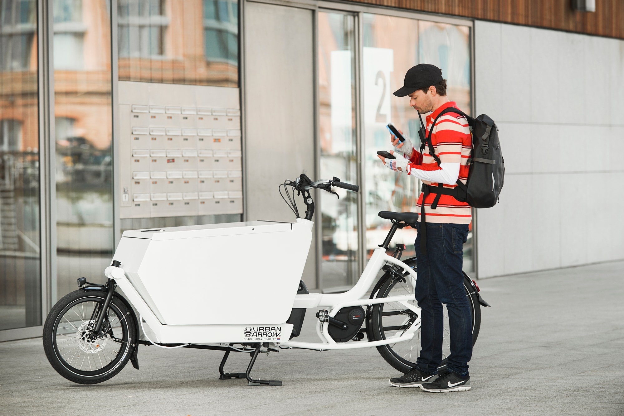 Entdecken Sie das Urban Arrow Cargo 6 Lastenrad, ideal für nachhaltige Stadttransporte. Perfekt für komfortables un