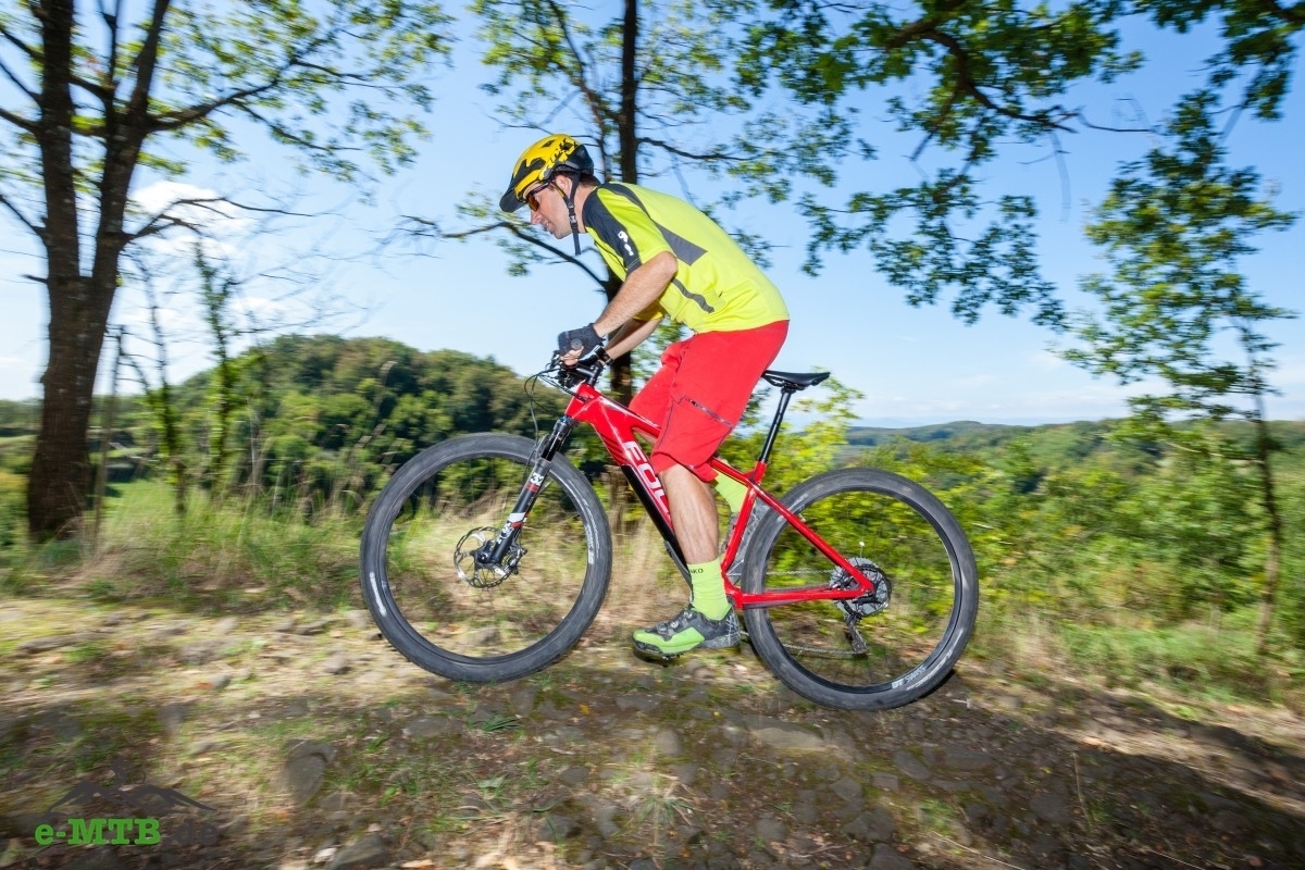 Das Focus Raven mit Fazua Antrieb bietet optimalen Fahrspaß auf jedem Trail. Ideal für abenteuerlustige Radfahrer.