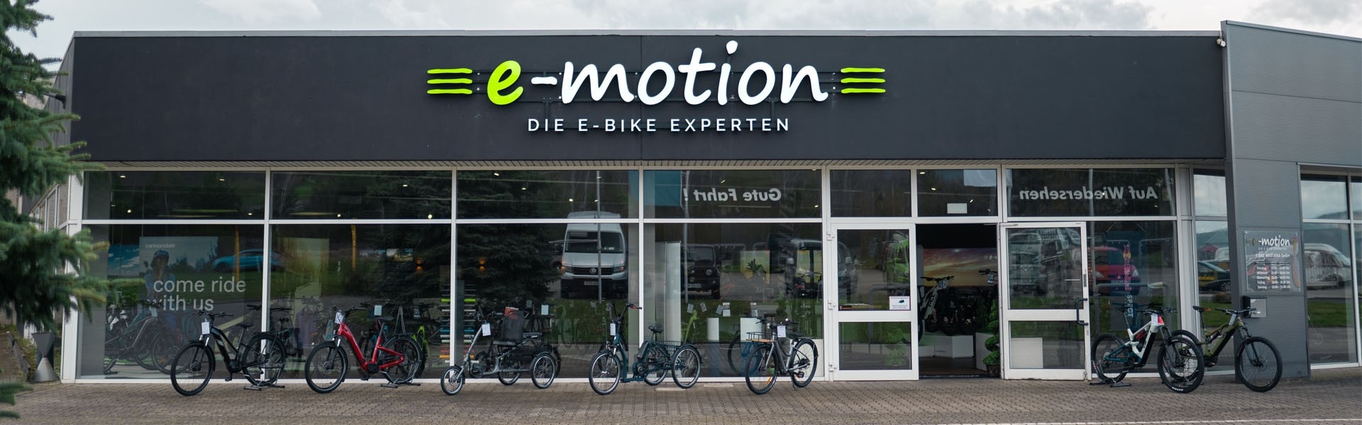 Das Bild zeigt die Außenansicht des E-Bike Shops "e-motion" in Jena.
