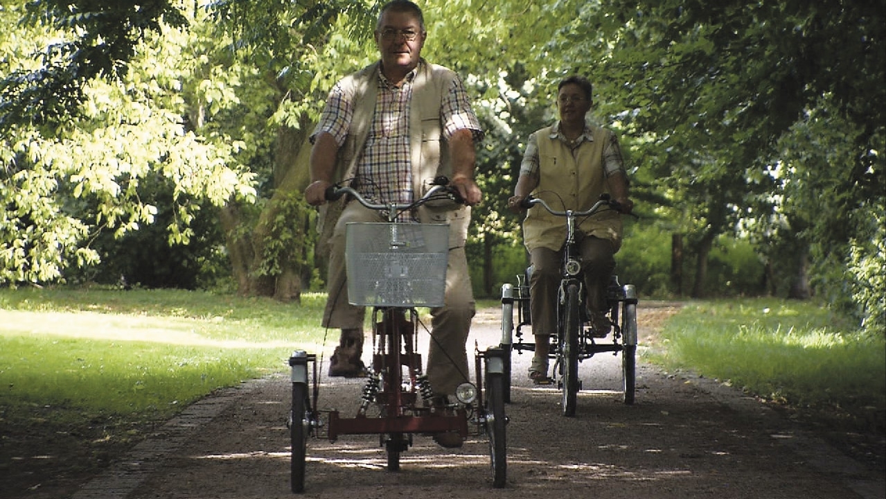 Senioren genießen entspannte Ausfahrten auf komfortablen Dreirädern. Ideal für aktive Freizeitgestaltung im Freien.