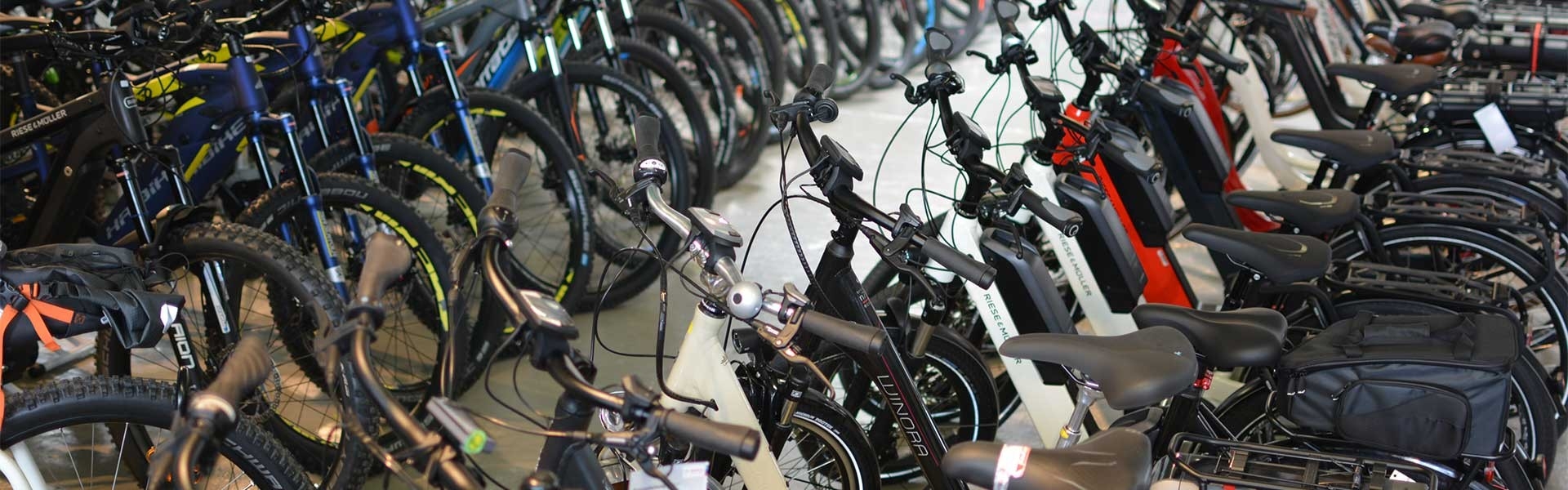 Das Bild zeigt eine Innenansicht des Fahrradgeschäfts in Saarbrücken, das eine große Auswahl an E-Bikes präsentiert