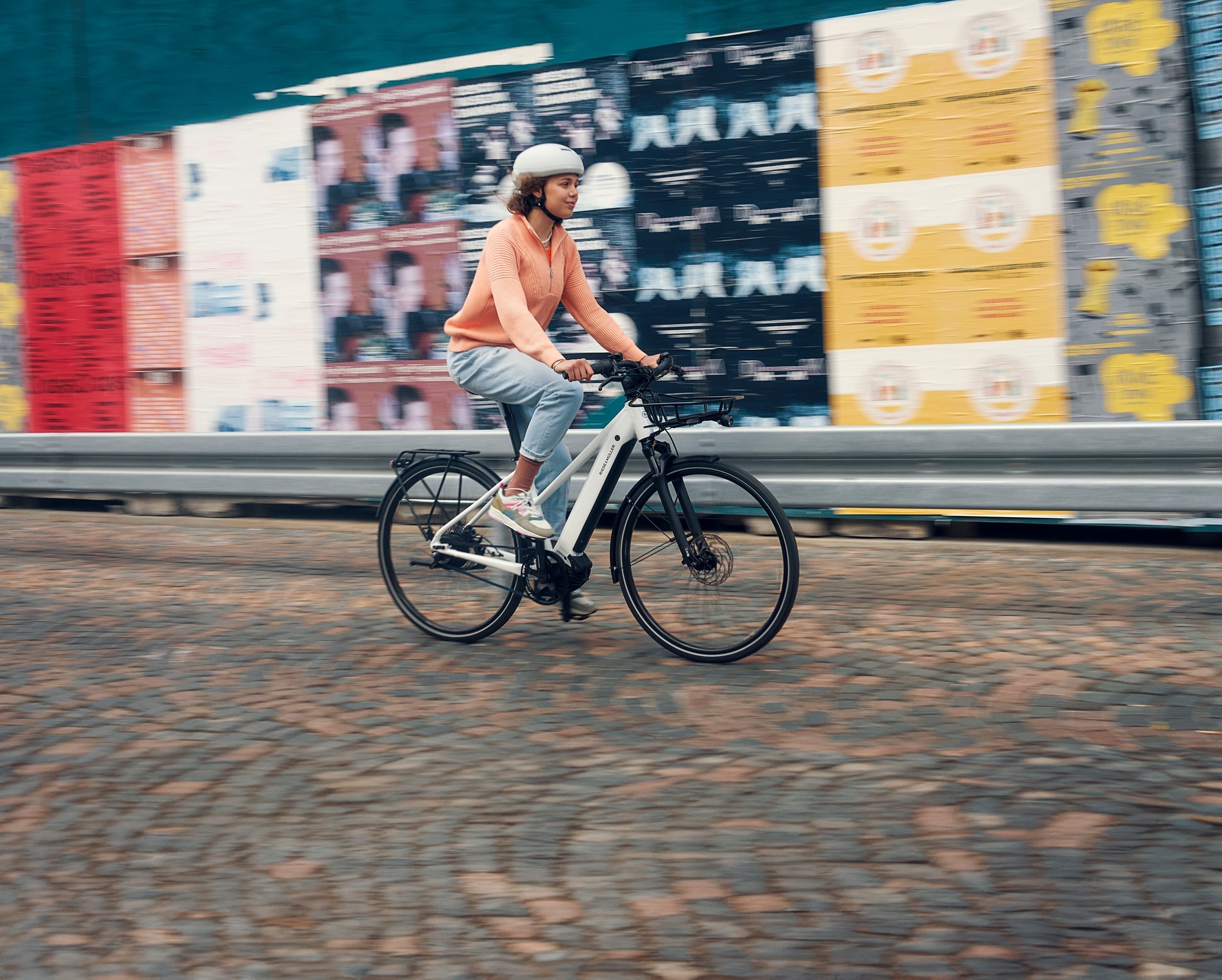 Erleben Sie das Riese & Müller Roadster Mixte: Stilvolles Design mit dynamischer Performance für urbane Pendler.