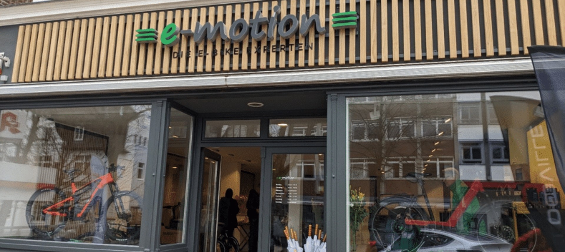 Das Bild zeigt die Fassade des e-motion Shops in Blankenese.