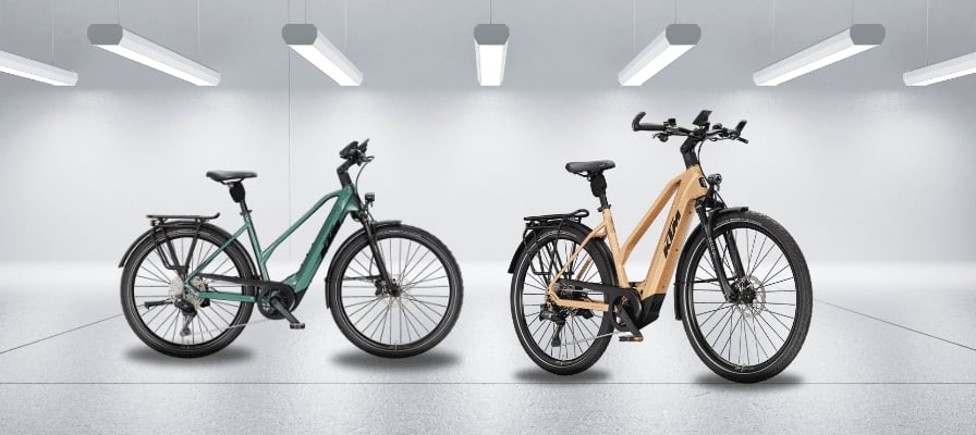 Zwei KTM E-Bikes in modernem Raum mit Deckenbeleuchtung