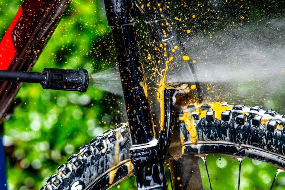 Effektive Reinigung eines E-Bikes mit Muc-Off Produkten. Perfekt für eine gründliche Pflege.