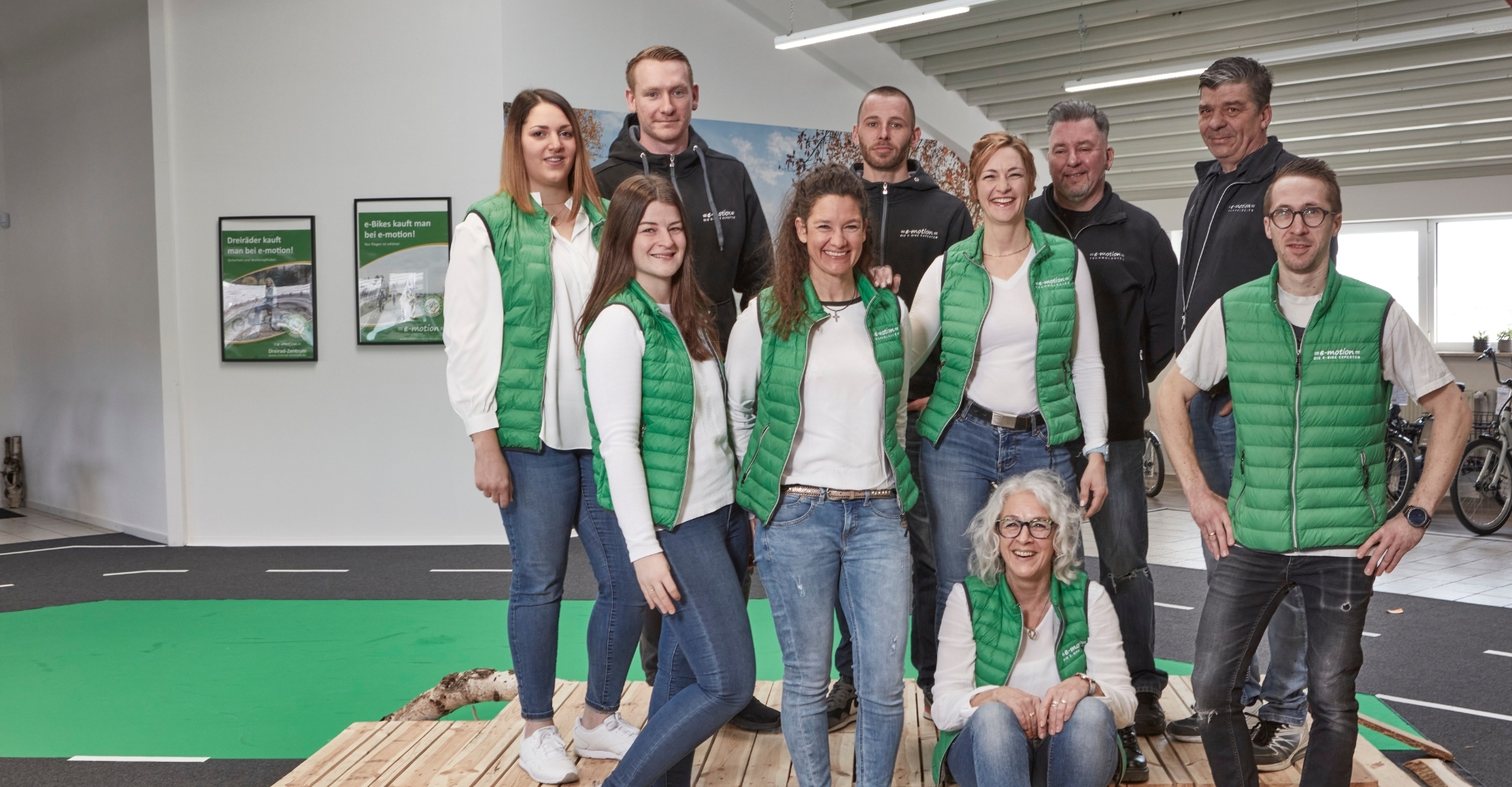 Ein Teamfoto e-motion e-Bike-Welt Fuchstal in 2022 vor einer Teststrecke