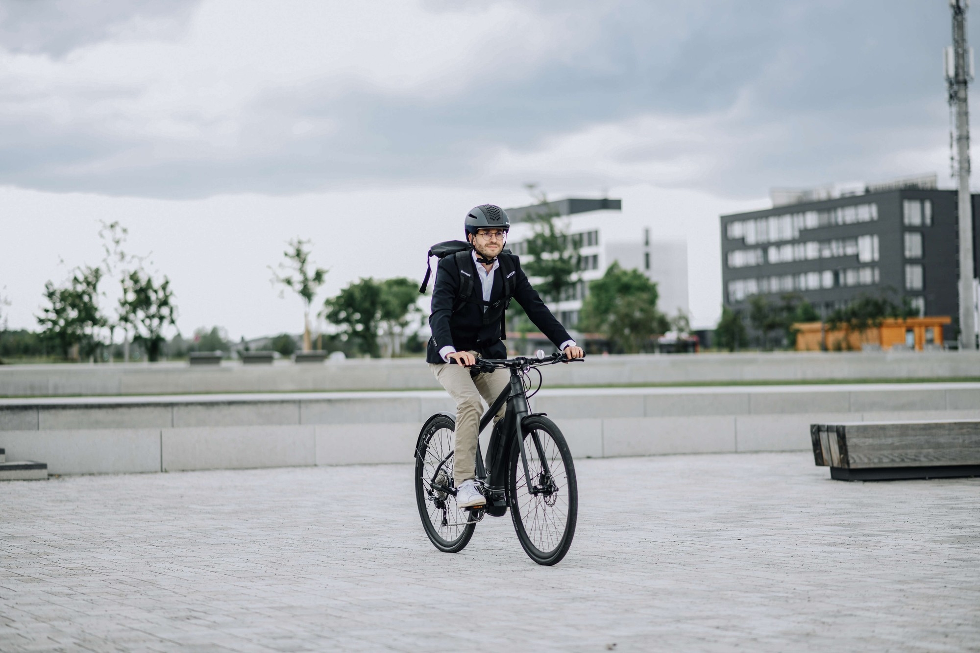 Das Bild zeigt einen Fahrer, der auf einem Gran Gravel 5 Urban E-Bike fährt.