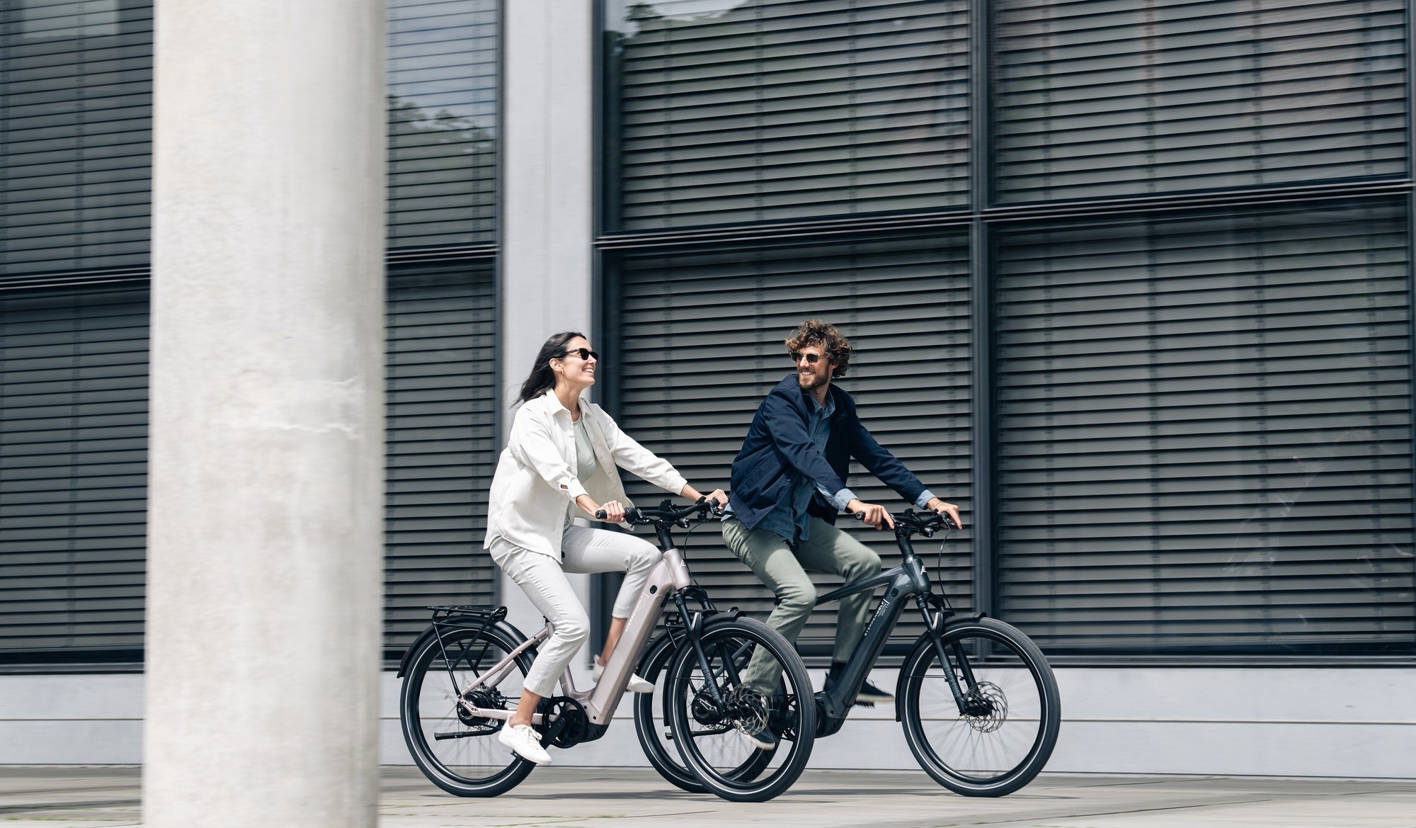 Das Bild zeigt zwei Personen die auf e-Bikes von Steppenwolf fahren