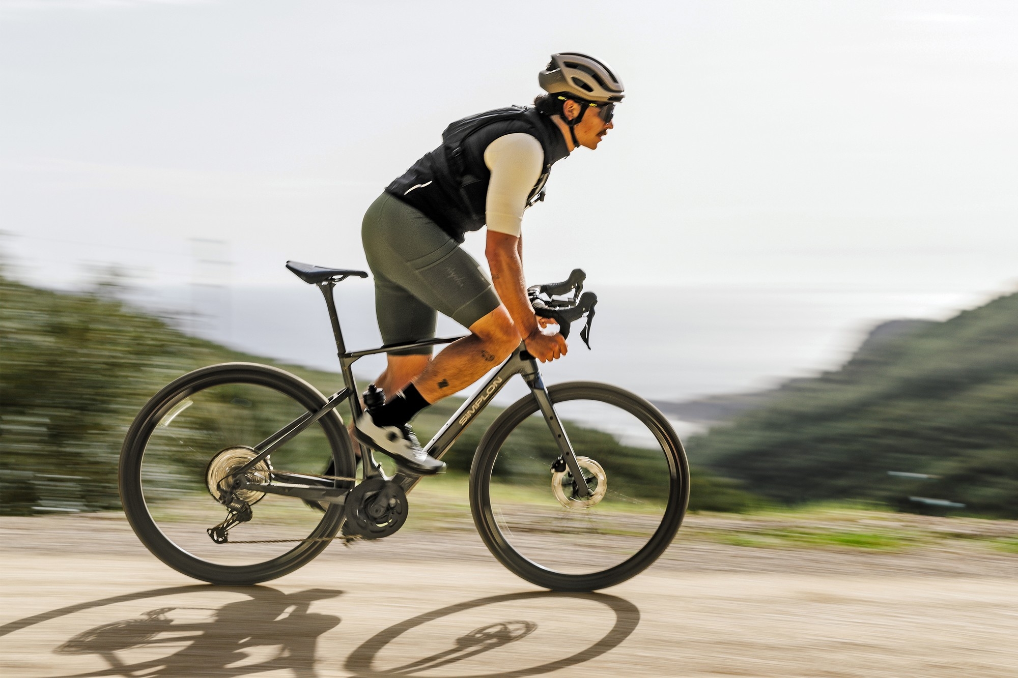 Das Bild zeigt einen Radfahrer, der ein Gravel e-Bike mit TQ HPR60 Antrieb fährt.