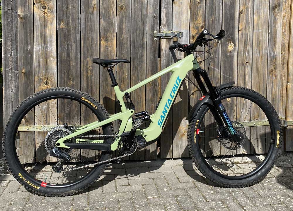 Hochwertiges E-Bike von Santa Cruz mit stabilen Continental-Reifen, ideal für anspruchsvolle Offroad-Strecken.