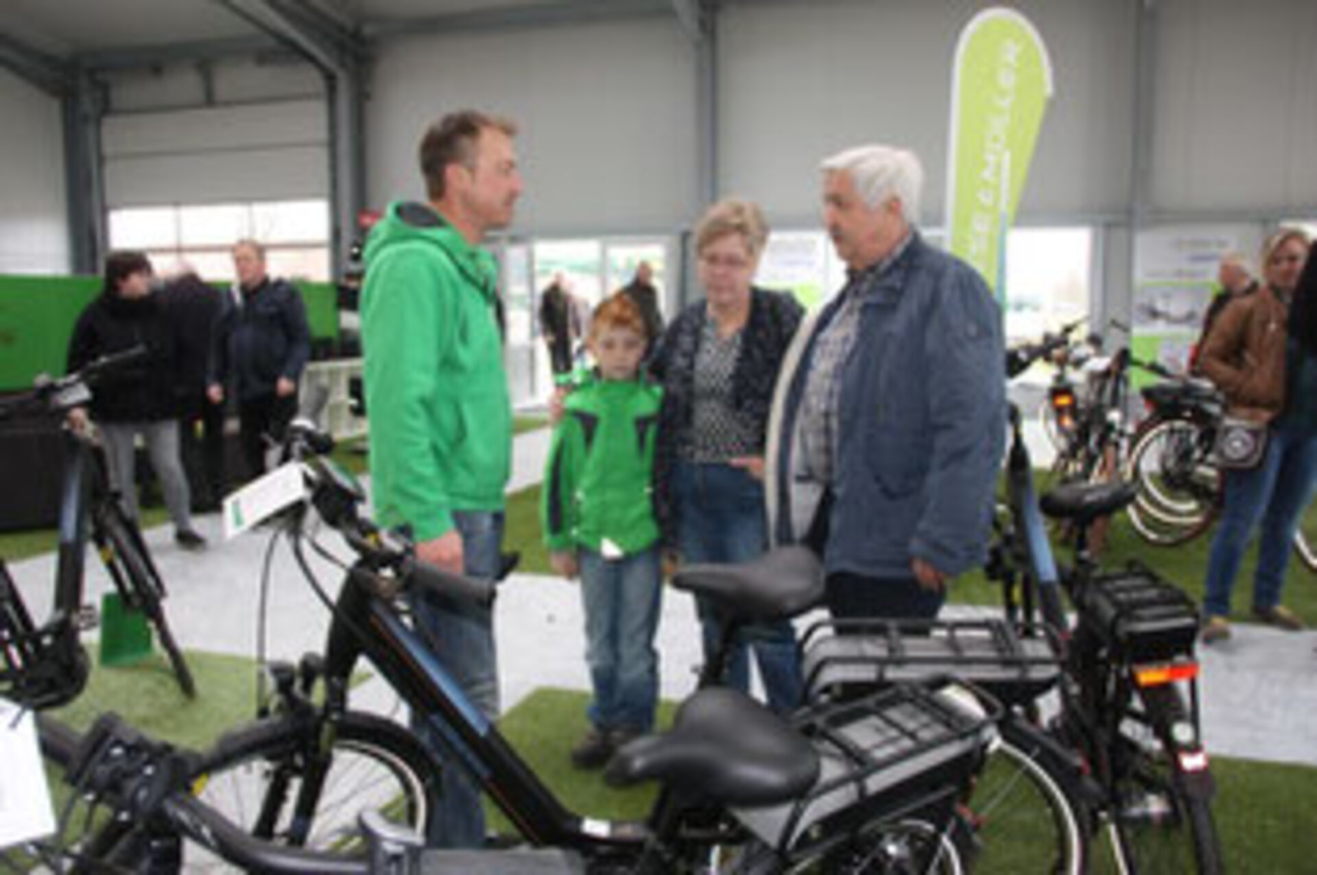 Eine Familie wird im neu eröffneten e-Bike Premium-Shop in Köln zu neuen e-Bikes beraten.