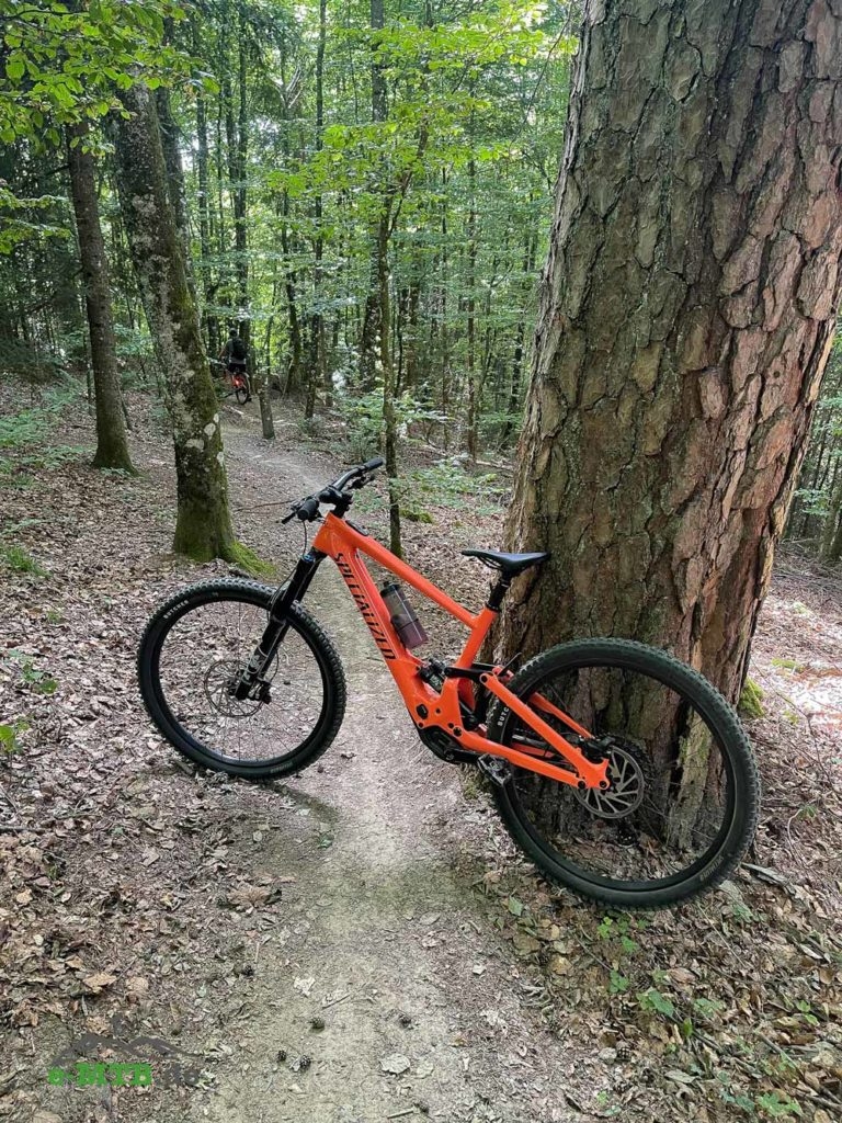 Entdecken Sie das Specialized E-Bike im Gelände. Perfekt für Abenteuer in der Natur.
