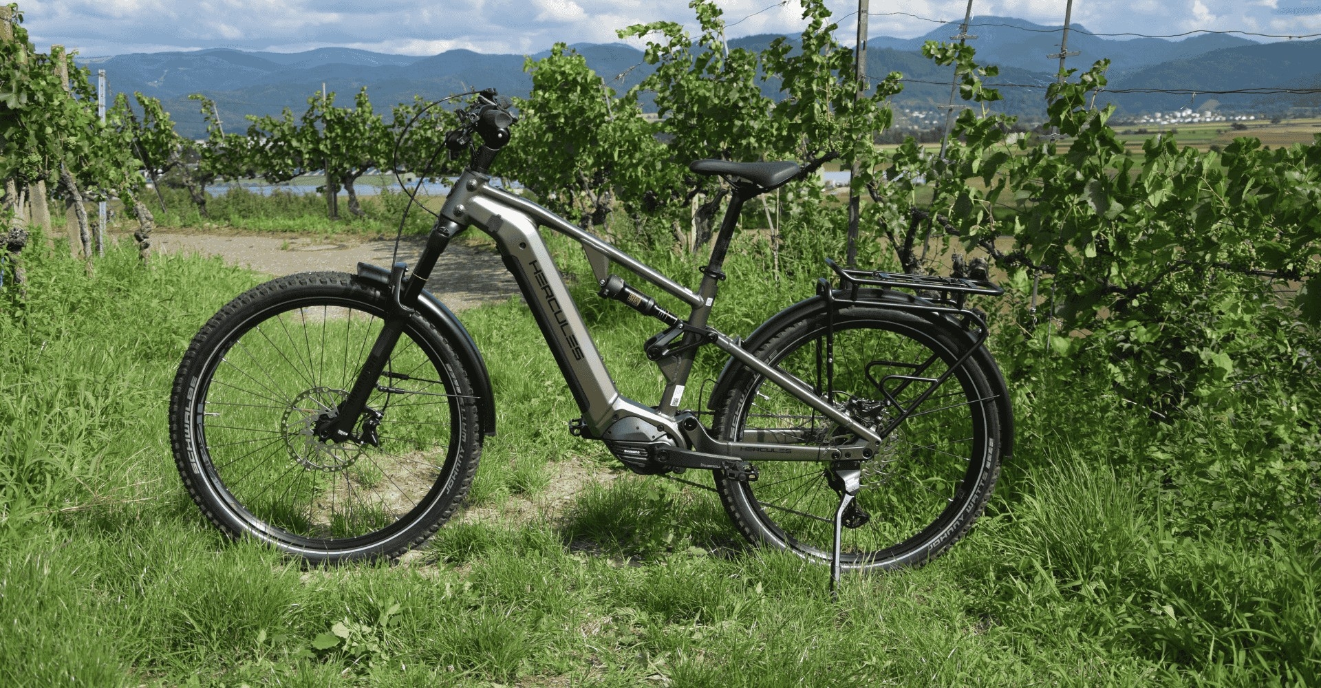 Das Hercules Nos FS SUV 2.2 im Test e-Bike steht in den Weinbergen