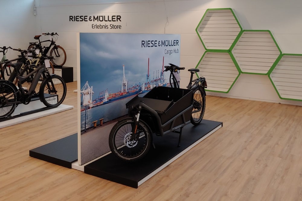 Das Bild zeigt einen Riese & Müller Cargo Hub, ein E-Bike-Modell, das für den Transport von Lasten konzipiert ist.