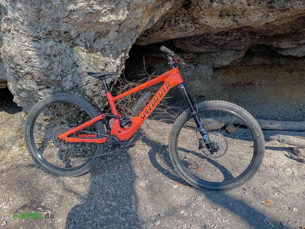 Sportliches Specialized E-Mountainbike in leuchtendem Rot, ideal für anspruchsvolle Geländetouren und Abenteuer abs