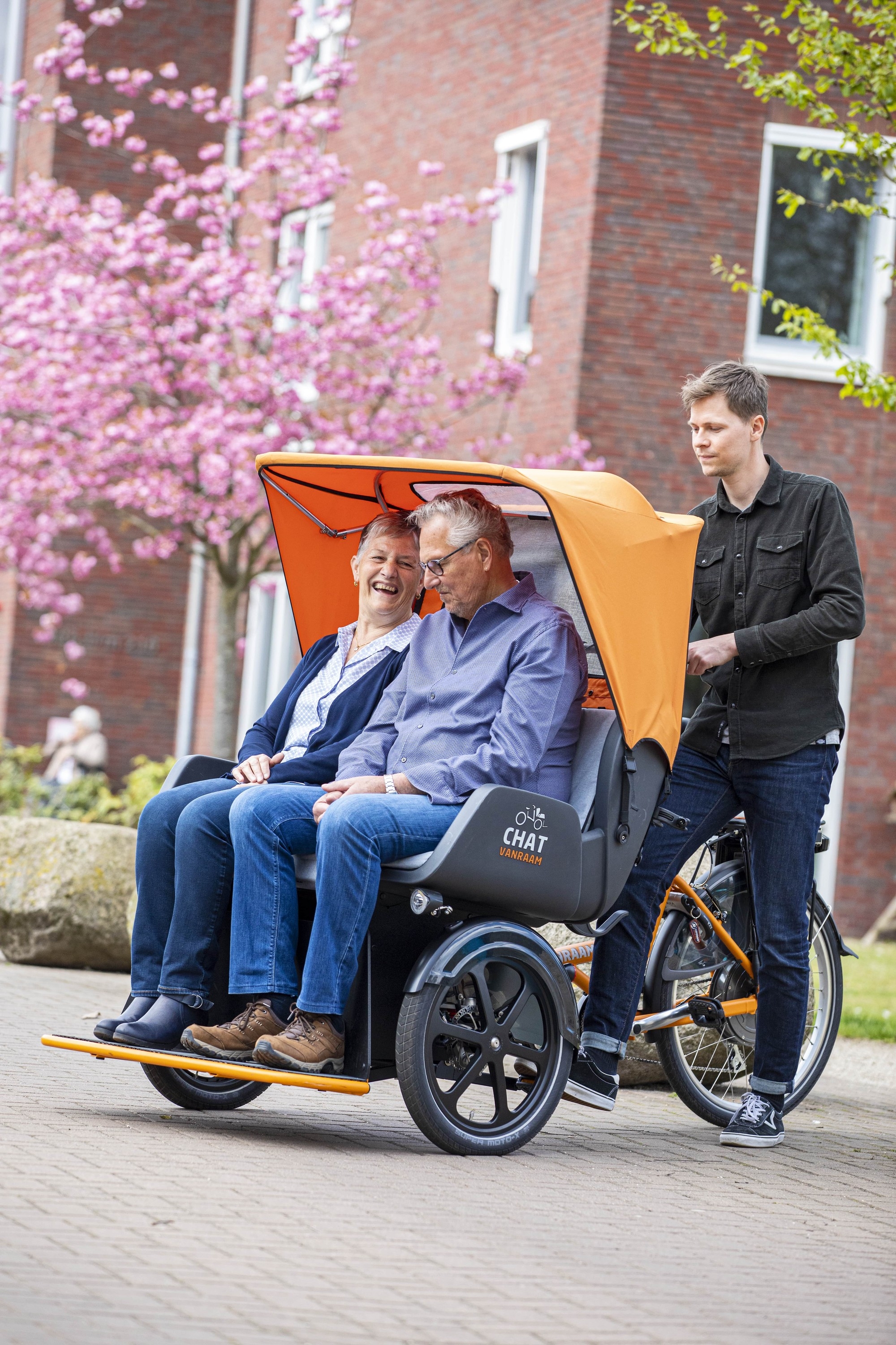 Das Bild zeigt ein Van Raam Chat E-Bike, das speziell für gemeinsame Ausflüge konzipiert ist.