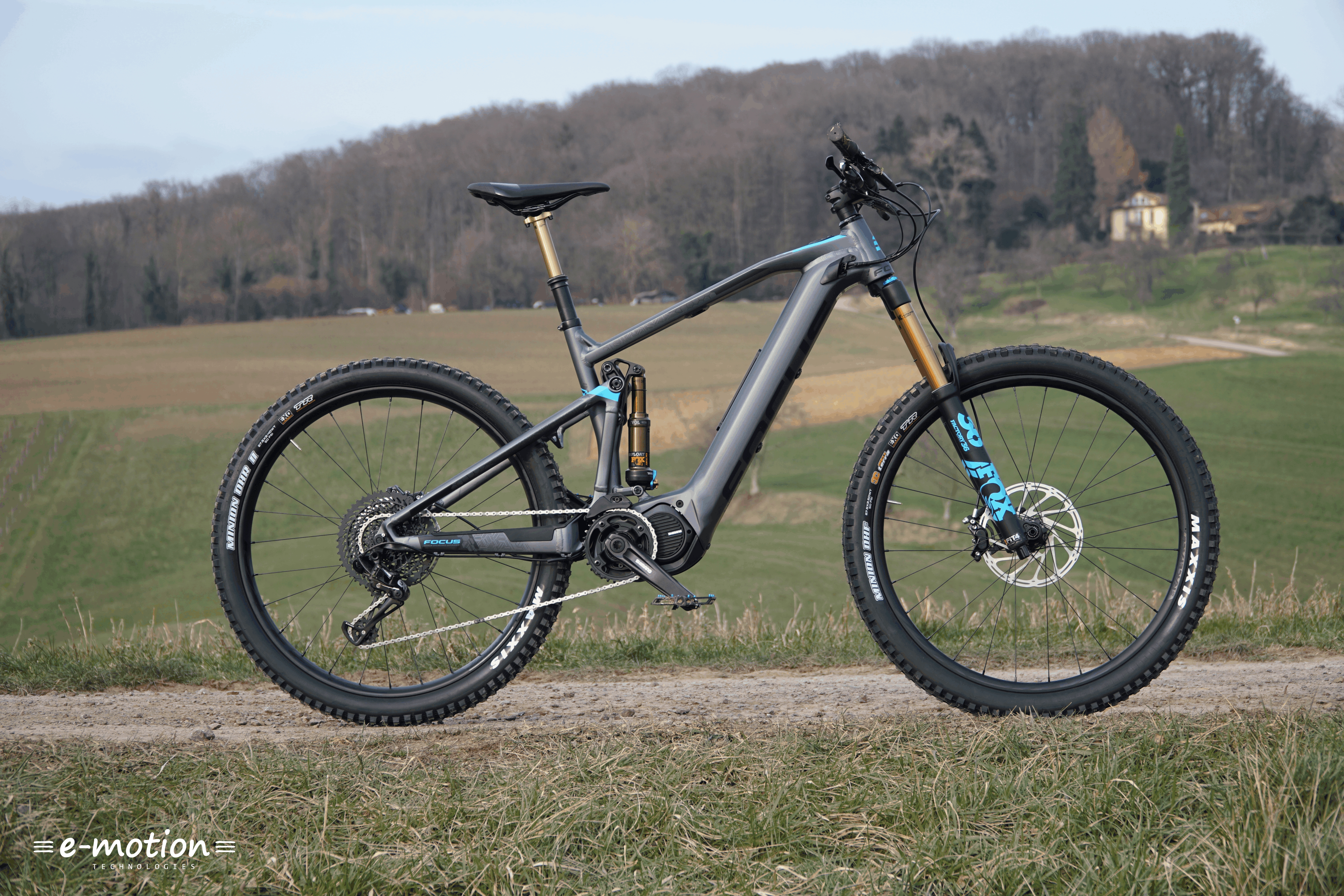 Ein Focus Sam² e-Mountainbike steht auf einer Wiese.