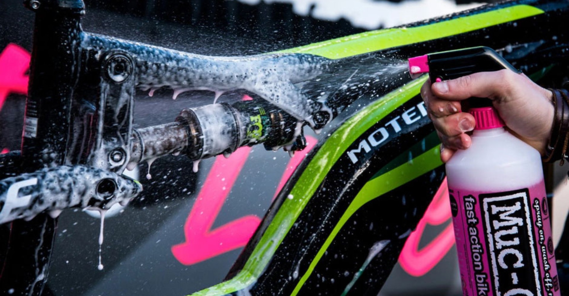 Ein e-Bike wird mit Hochdruckreiniger und professionellen Pflegemitteln gewaschen.