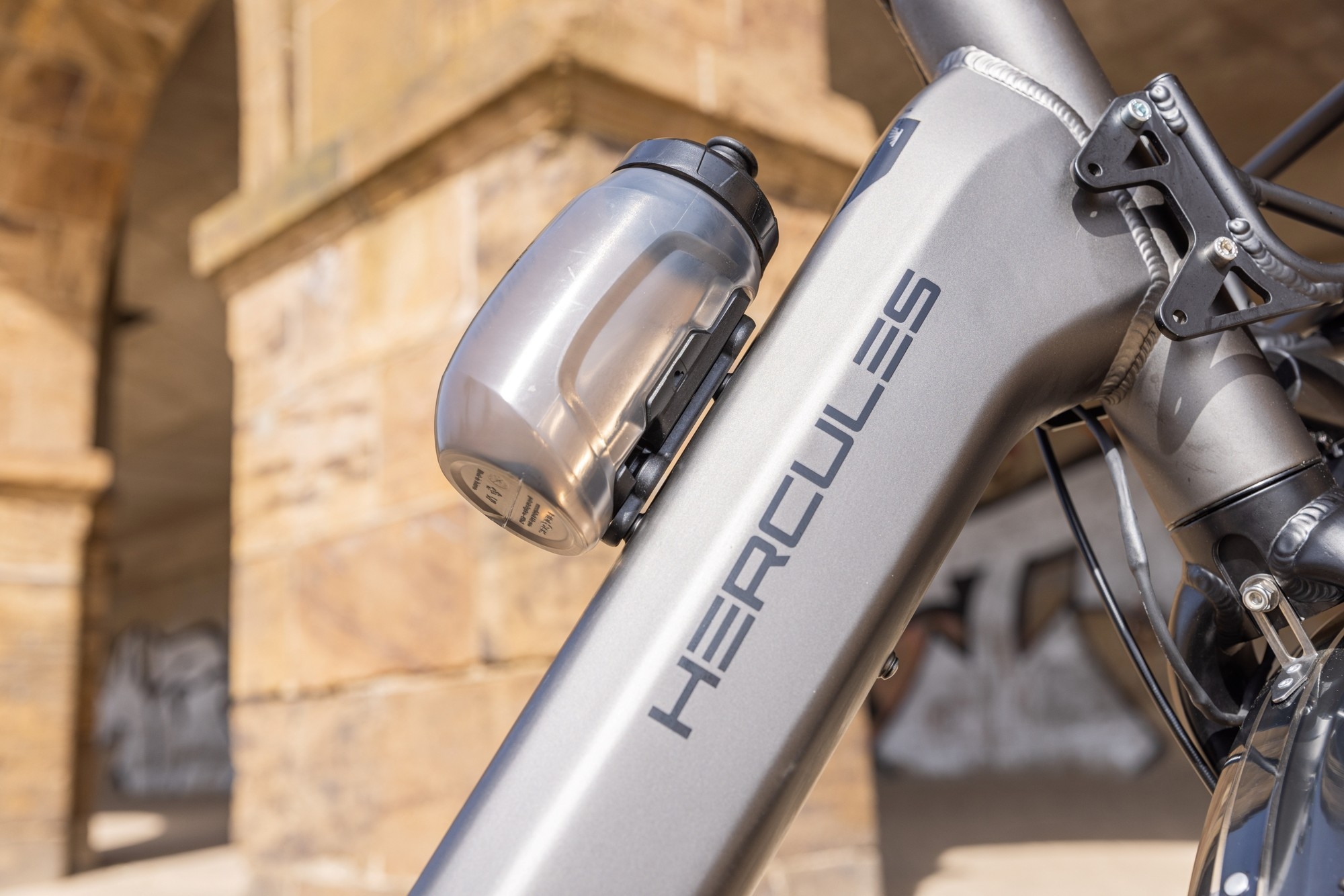 Das Bild zeigt ein Hercules Futura Compact R5 mit einer ABUS Halterung, an der eine FIDLOCK Flasche hängt.