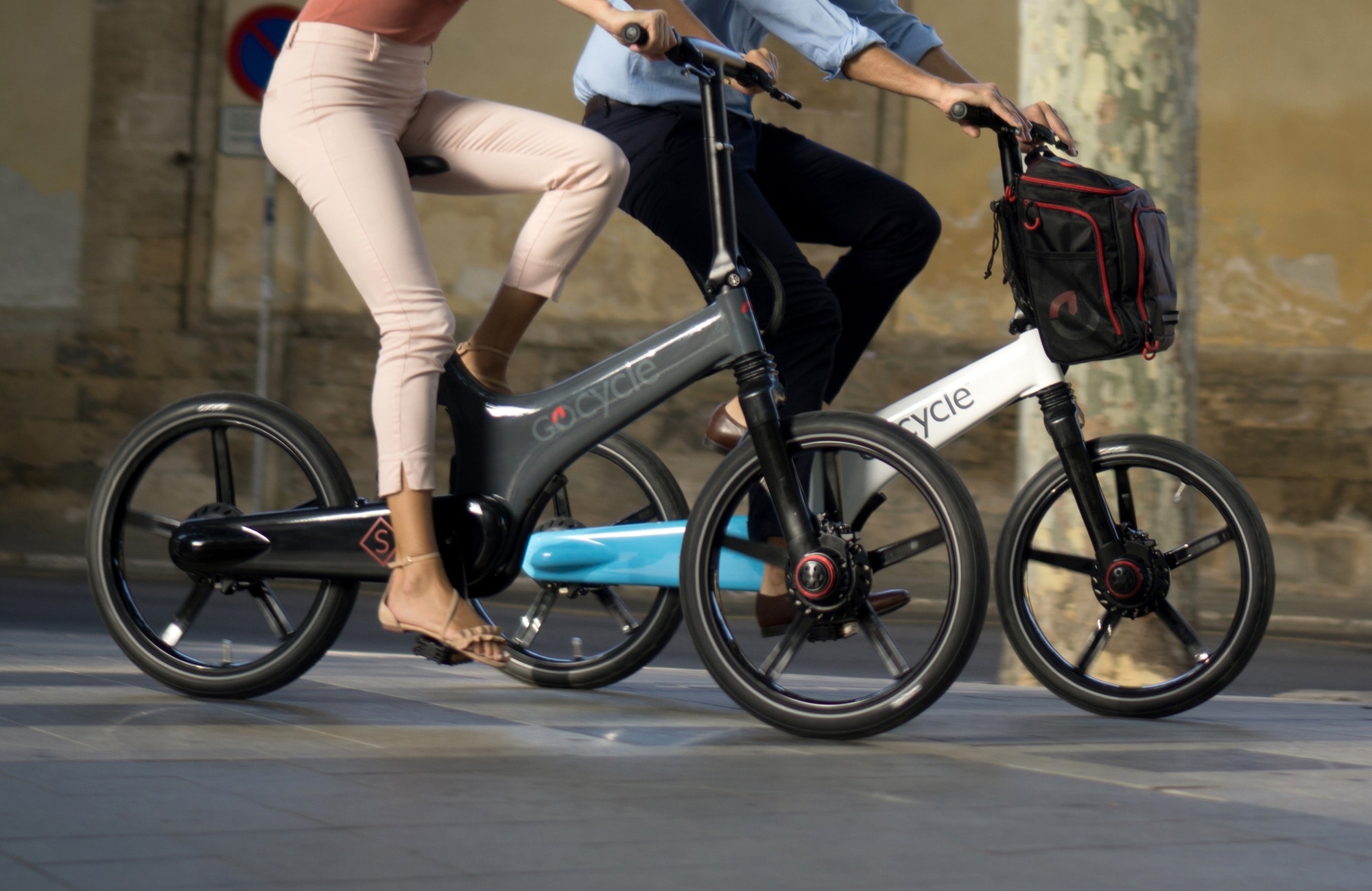 Entdecken Sie stilvolle Mobilität mit den modernen Gocycle E-Bikes im urbanen Design.