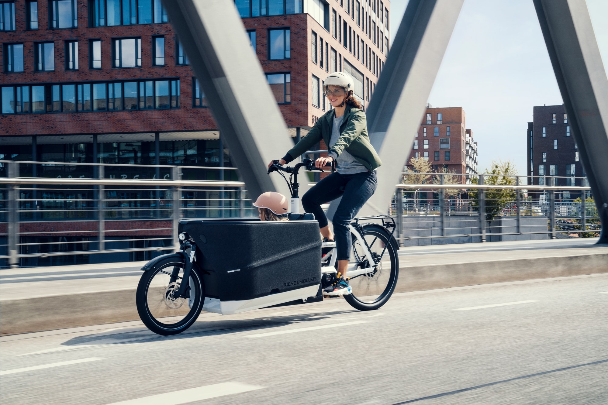 Erleben Sie urbane Mobilität mit dem Riese & Müller Packster 70. Perfekt für den Transport von Kindern, bietet es K