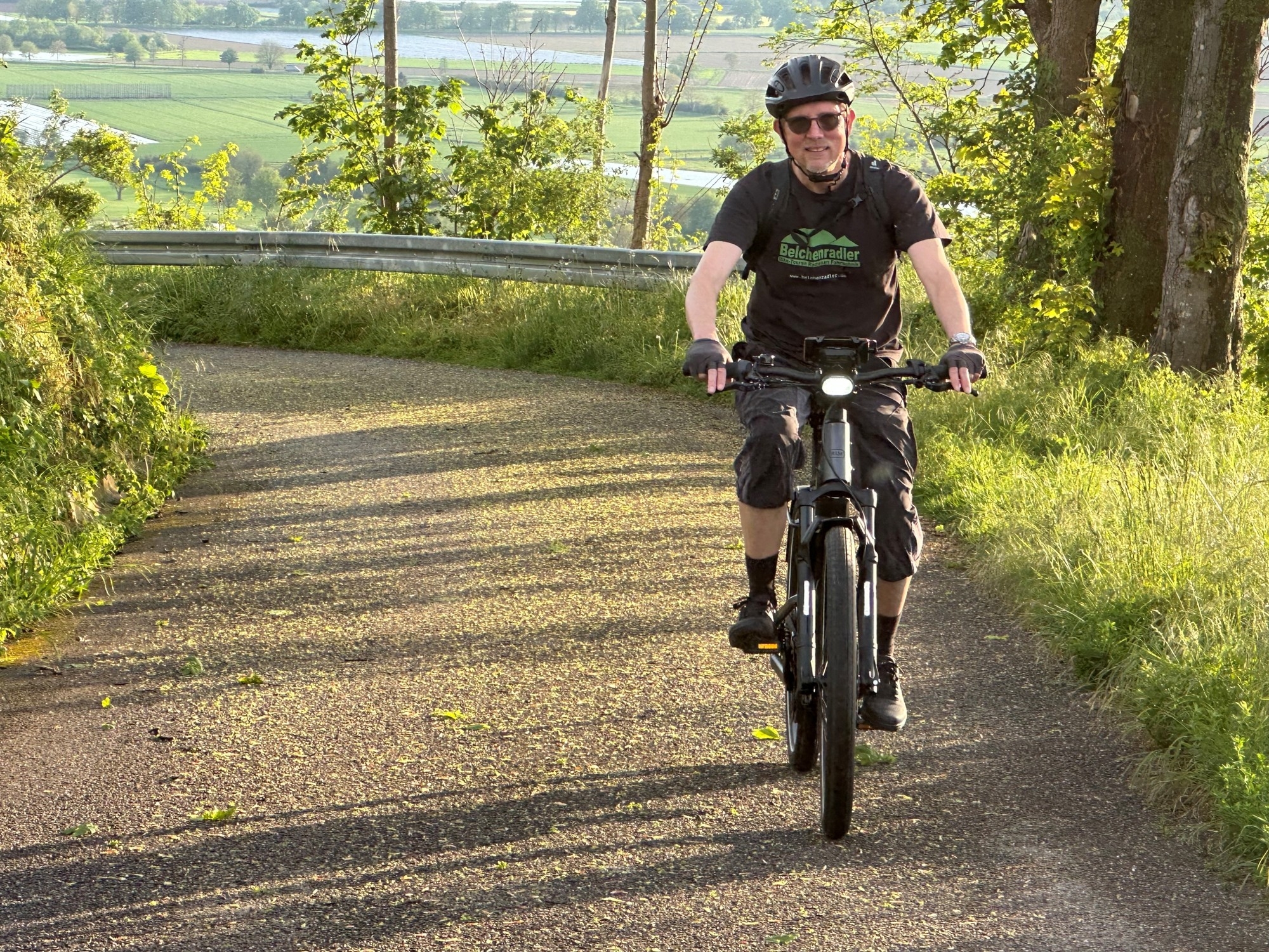 Das Bild zeigt einen Mann auf einem Riese Und Mueller Delite Gt Vario