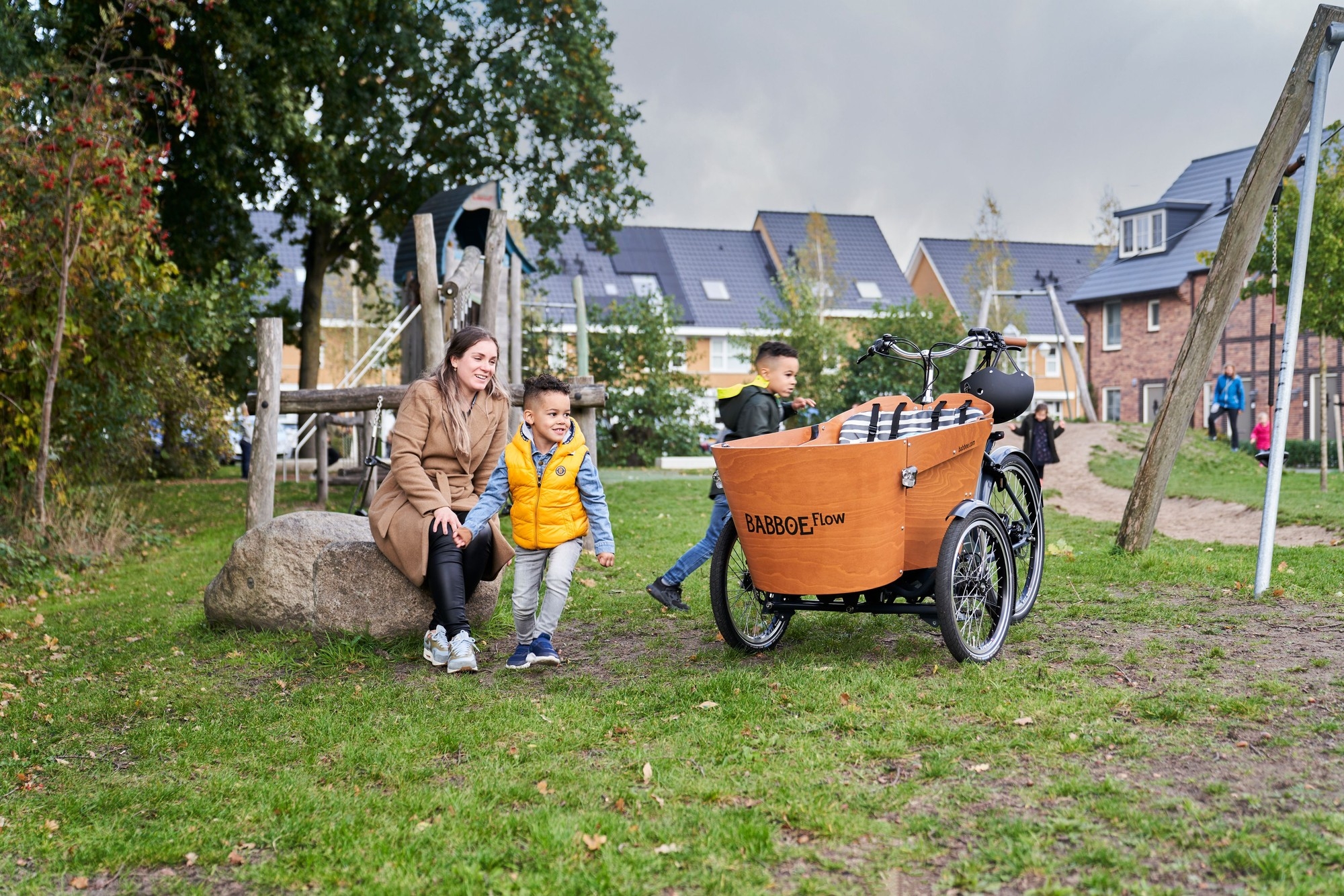 Das Bild zeigt ein Babboe Flow, ein modernes Lasten-E-Bike, das ideal für Familien ist.