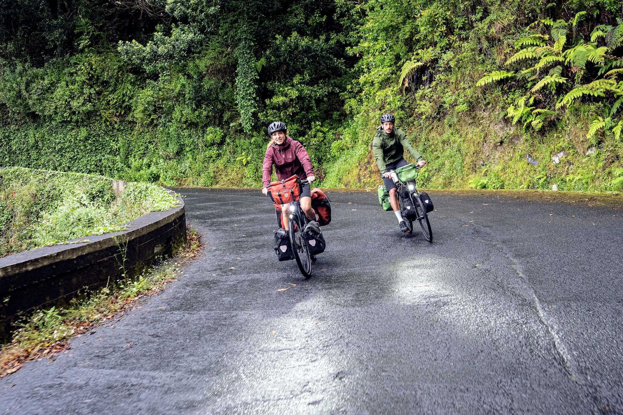 Erleben Sie spannende Fahrten mit hochwertigen Fahrrädern auf malerischen, kurvigen Straßen. Perfekt für Abenteurer
