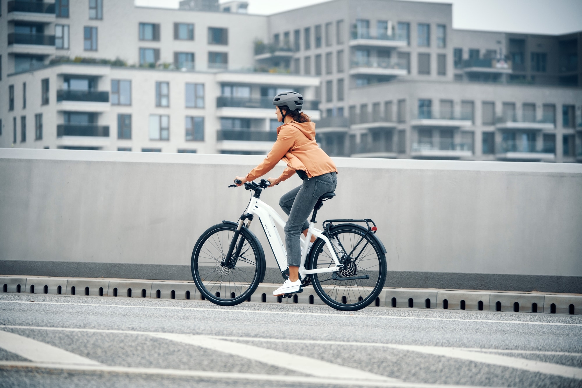 Entdecken Sie das Charger4 Mixte E-Bike auf urbaner Fahrt. Stilvolles Design und moderne Technik für komfortable un