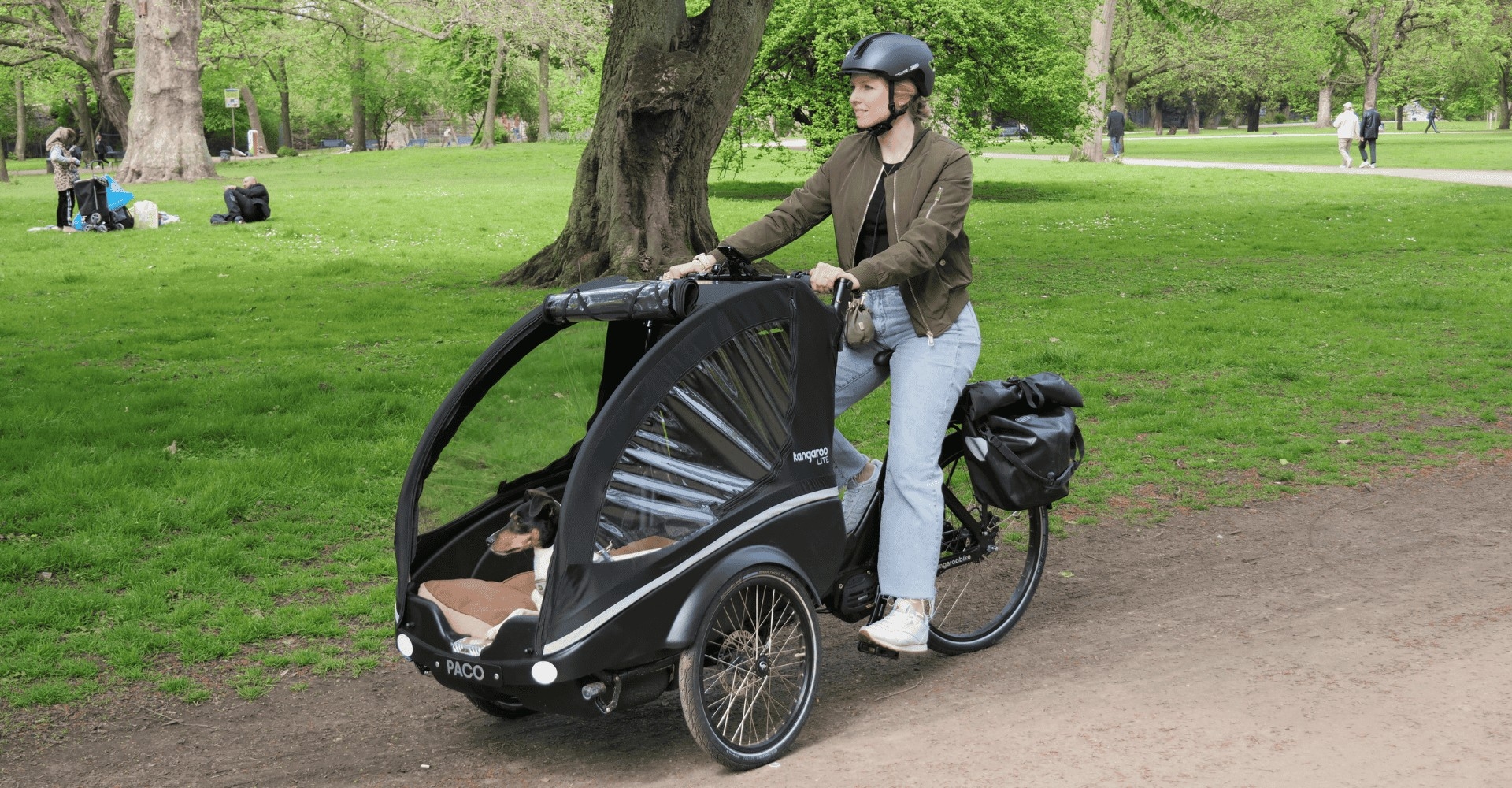 Paco und Janina fahren mit dem Winther Kangaroo Dog durch den Park
