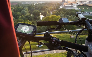 Tracken Sie Ihre Fitnessdaten mit dem Bosch Nyon Display auf Ihrem E-Bike und genießen Sie dabei eine atemberaubend