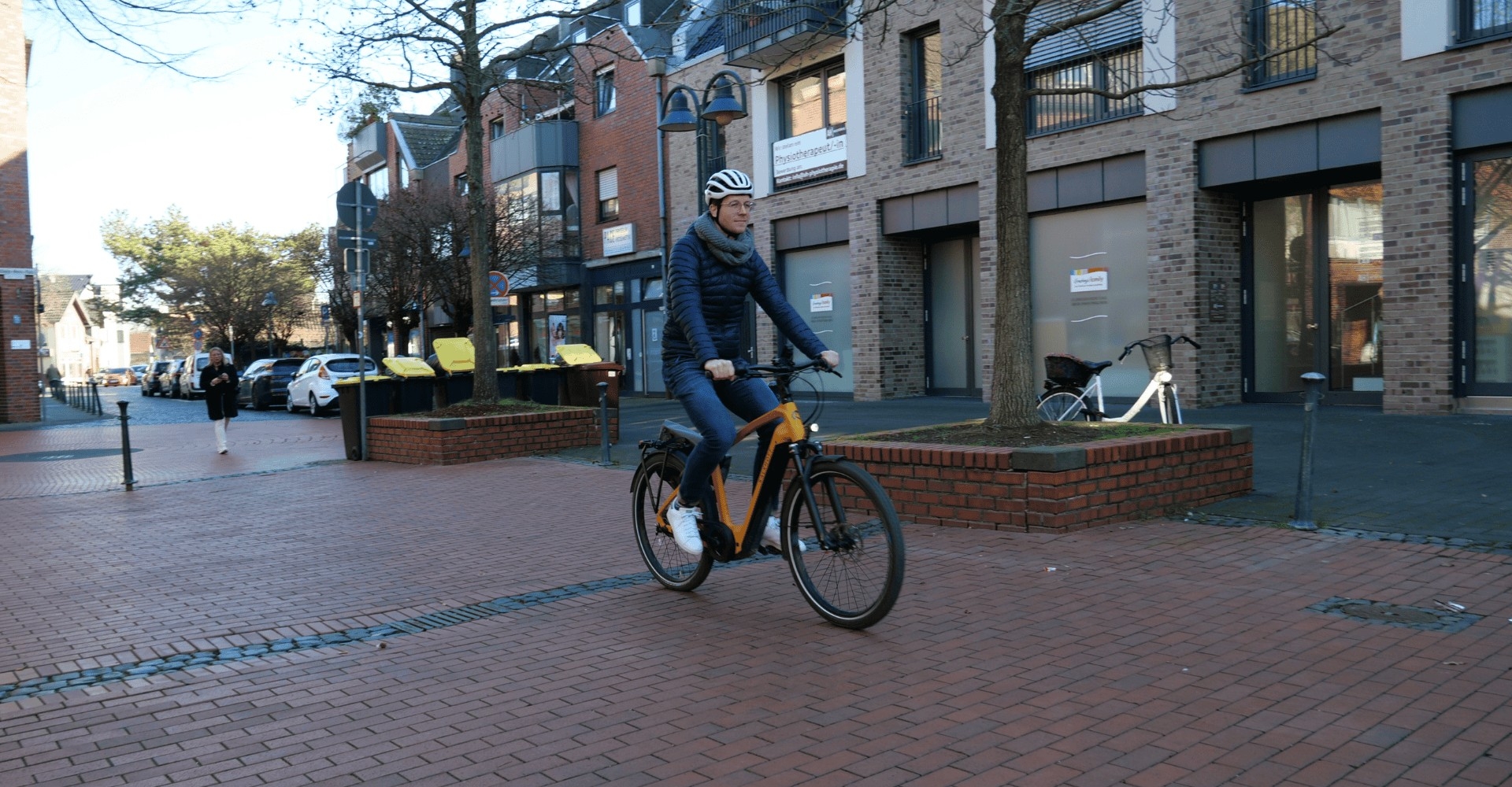 Christoph fährt mit dem Kalkhoff Image 7.B Excite+ e-Bike durch die Stadt