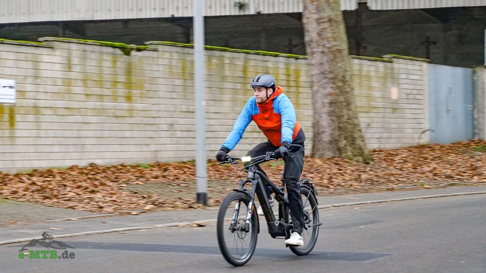 Ein Testfahrer fährt ein E-Mountainbike, ideal für urbanes Abenteuer und Komfort im Alltag. Perfekt für den Stadtve